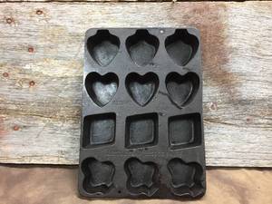 lot 91 image: Vintage Cast Iron WagnerWare Little Slam Bridge Pan