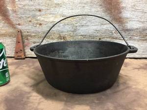 lot 92 image: Vintage Cast Iron 10-12 Dutch Oven Pot