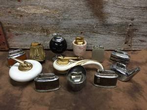 lot 105 image: 12 Vintage Mid-Century TableDesk Lighters