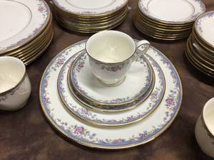 lot 129 image: Stunning Lenox Southern Vista Fine China 9 Place Settings