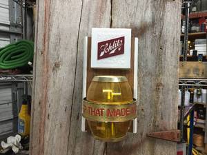 lot 132 image: Vintage Schlitz Rotating Lightup Beer Barrel Sign