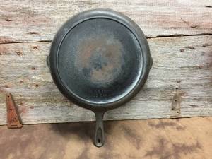 lot 134 image: Vintage BSR Birmingham #10 Cast Iron Skillet