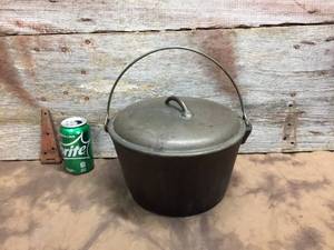 lot 136 image: Early Lodge #8 Dutch Oven