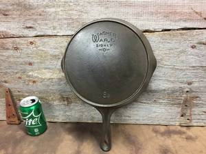 lot 139 image: Vintage WagnerWare #8c Cast Iron Skillet