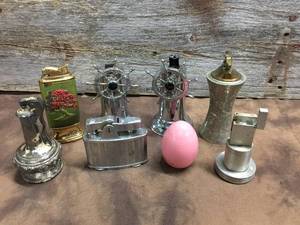 lot 146 image: 8 Vintage Unique TableDesk Lighters
