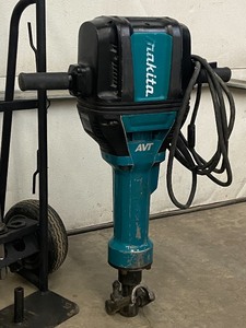lot 4 image: Makita AVT HM812 Commercial Electric Jack-Hammer