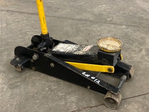 lot 12 image: Craftsman 2.5-Ton Floor Jack