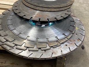 lot 17 image: Lot Of Assorted Concrete & Metal-Cutting Saw Blades