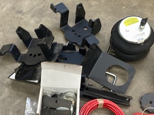 lot 23 image: Air-Assist Suspension Kit For Chevy  GM 2500  Trucks