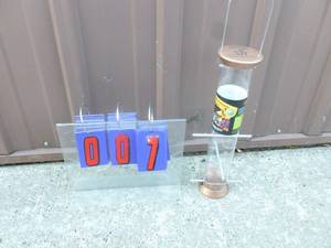Droll Yankee vertical bird feeder. As shown.
