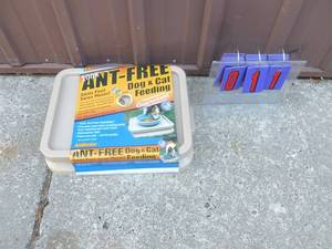 Ant blocker catdog feeder stand. As shown.