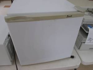 Avanti Mini Refrigerator...