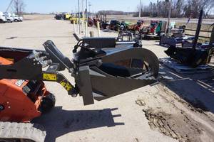lot 25 image: Brand New CID Brand Toro, Dingo, Boxer Mini Skid Universal Mount Stump Grapple Bucket