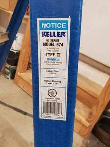 lot 32 image: 4ft Fiberglass Step Ladder