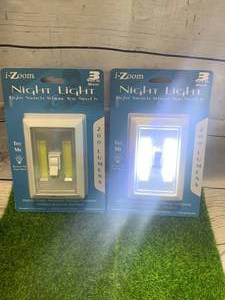 Lot of 2 Portable Lights (Batteries Included)�
