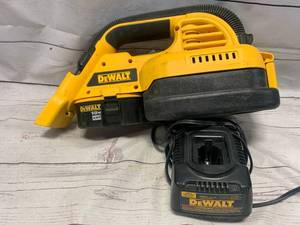 DeWalt DC515 Half Gallon 18 Volt Wet Dry Vac w Charger�