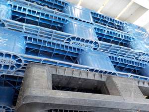 4 plastic pallets...