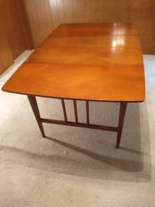 lot 4 image: Mid Century Modern Dining Table