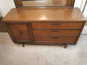 lot 1 image: Mid Century Modern United Furniture Corporation Lowboy Credenza Dresser With Mirror