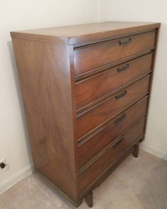 lot 2 image: Mid Century Modern United Furniture Corporation Chest With Five Drawers