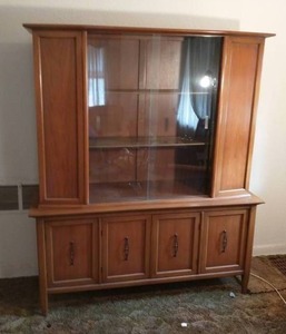 lot 3 image: Mid Century China Hutch