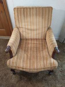 lot 32 image: Vintage Arm Chair