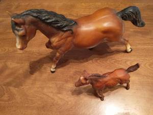 lot 34 image: Pair Of Breyer Horses