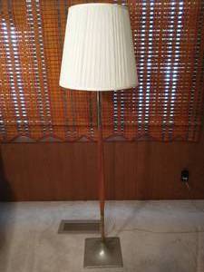 lot 36 image: Floor Lamp