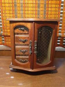 lot 59 image: Small Jewelry Box