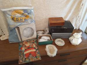 lot 192 image: Collection of misc vintage items