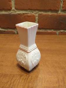 lot 187 image: Belleek Vase