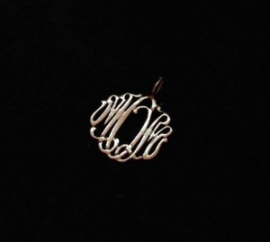 lot 127 image: 14k Gold Mom Pendant