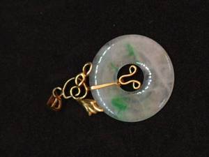 lot 132 image: 14k Gold Pendant with Jade or Soapstone
