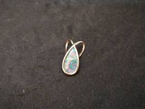 lot 135 image: 14k Gold Pendant with Color Stone