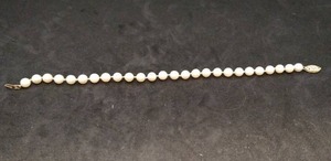 lot 136 image: 14k Gold Clasp Pearl Bracelet