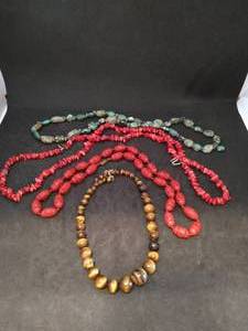 lot 160 image: Collection of Vintage Necklaces