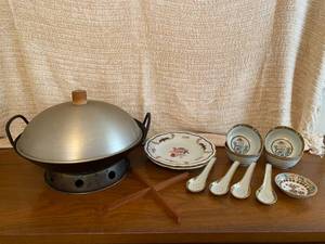 lot 207 image: Wok and China Set