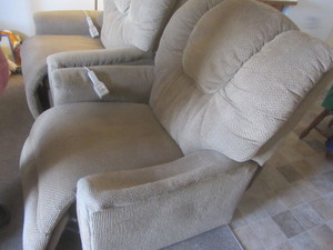 lot 8 image: Power Recliner Lift Chair