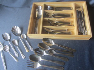 lot 51 image: Oneida Flatware Set