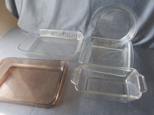 lot 54 image: Pyrex Baking Dishes