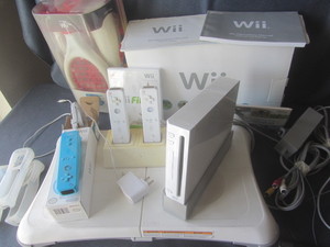 lot 16 image: Wii Console & Components