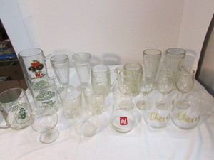 lot 16 image: Various Vintage Glassware