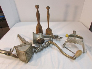 lot 32 image: Vintage Housewares