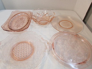 lot 40 image: Vintage Pink Glass Housewares