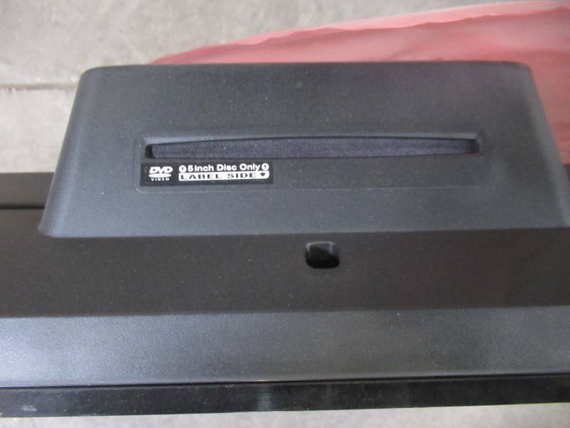 lot 19 image: Emerson 32 Flat Screen LED-HGTV wbuilt in DVD (720P) LD320EM5