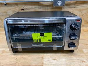 lot 107 image: Black  Decker Toaster Oven