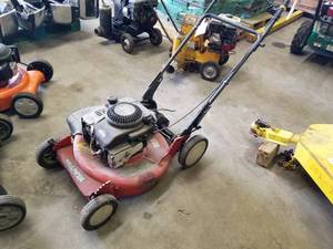 lot 218 image: Snapper Push Lawn Mower Side Discharge DP21500  with 5hp Quantum XM Engine