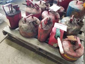 lot 274 image: Lot of (5) Gas Cans - Metal (x4), Plastic (x1)