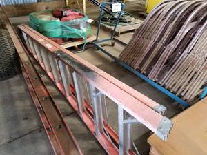 lot 282A image: Keller Fiberglass Step Ladder 10L