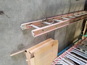 lot 282B image: Fiberglass Single Extension Ladder 20L